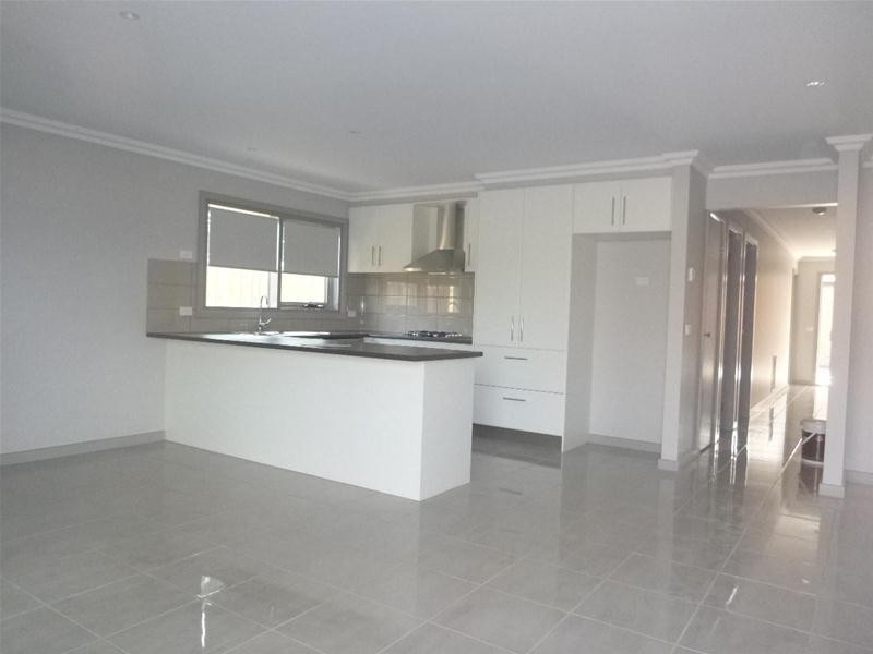 3/8 Pomegranate Way, Pakenham VIC 3810