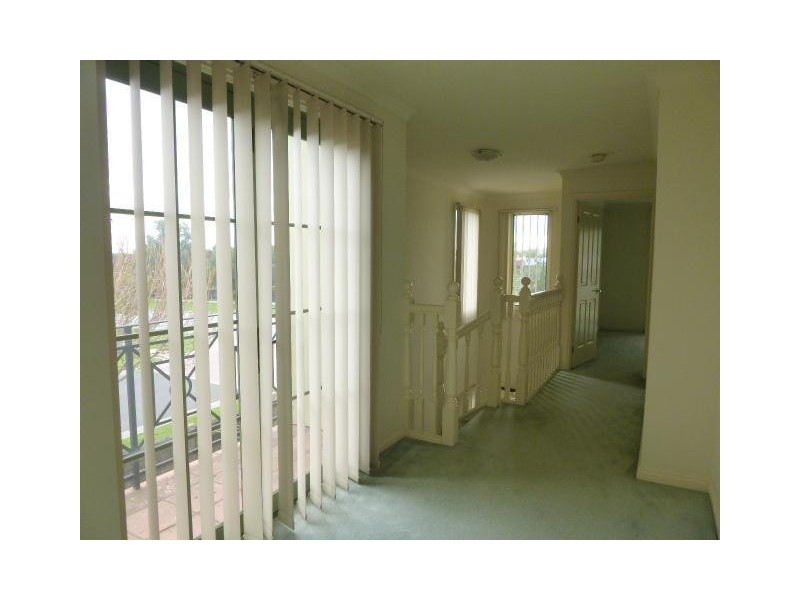 2 Fieldhouse Lane, Berwick VIC 3806