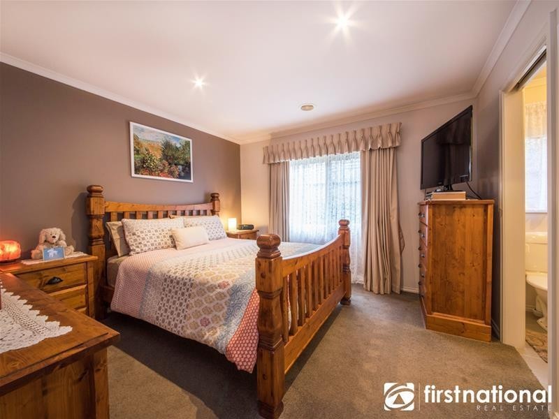 2/2 Sarah Louise Place, Berwick VIC 3806