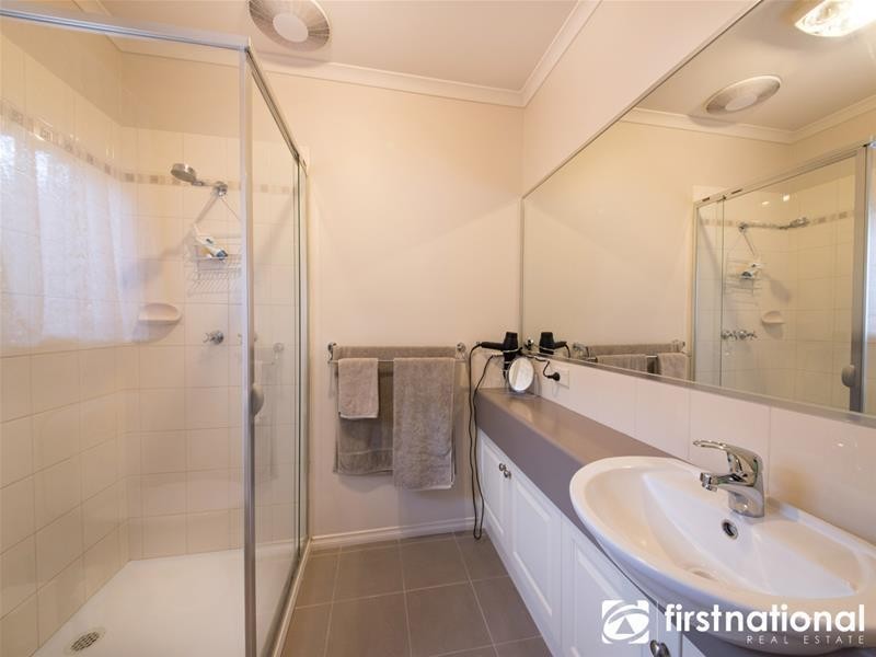 2/2 Sarah Louise Place, Berwick VIC 3806