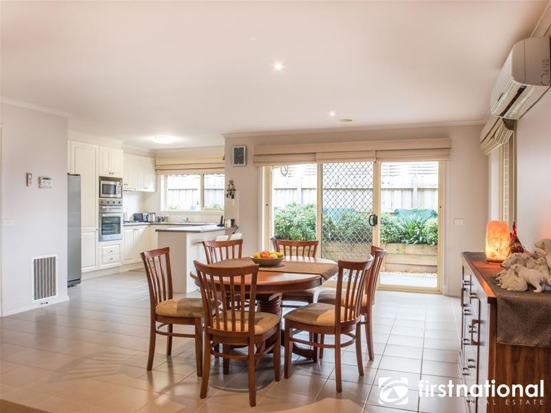 2/2 Sarah Louise Place, Berwick VIC 3806