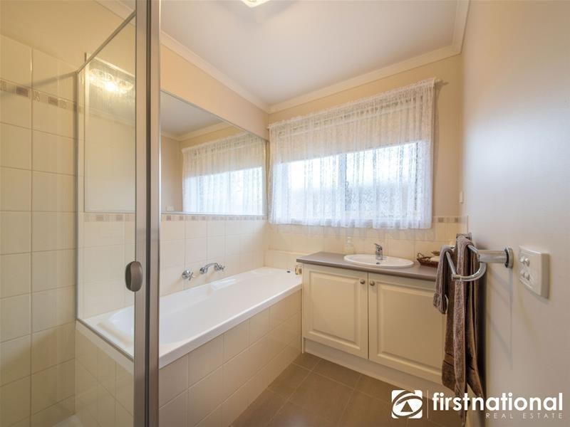 2/2 Sarah Louise Place, Berwick VIC 3806