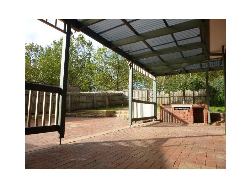 4 Camden Court, Berwick VIC 3806