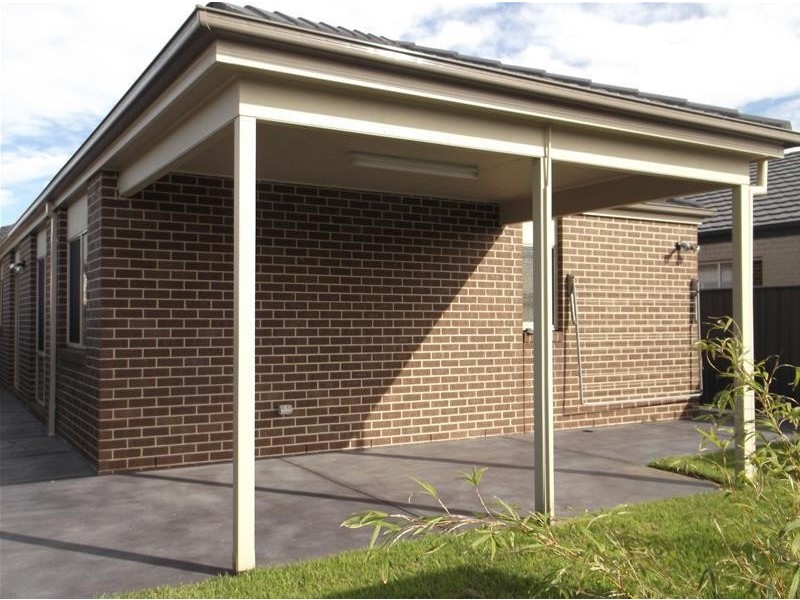 28 Chantenay Parade, Cranbourne North VIC 3977