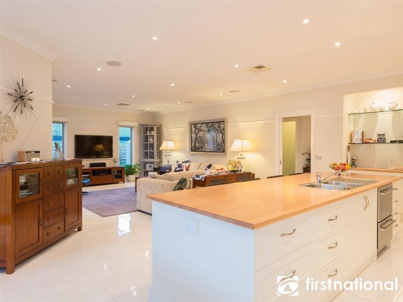 61 Cambridge Drive, Berwick VIC 3806