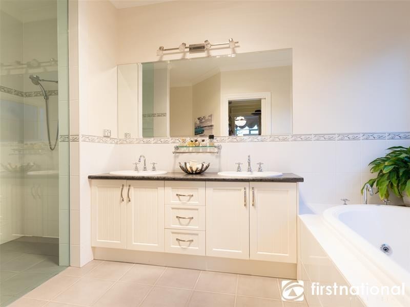 61 Cambridge Drive, Berwick VIC 3806