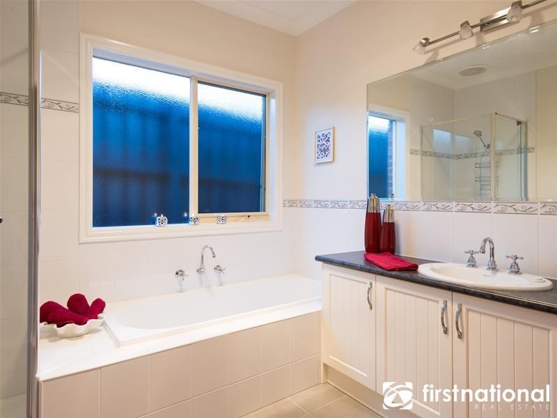 61 Cambridge Drive, Berwick VIC 3806