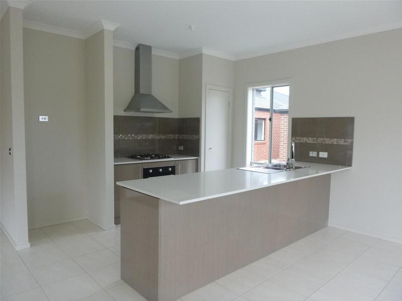 16 Ample Avenue, Officer VIC 3809