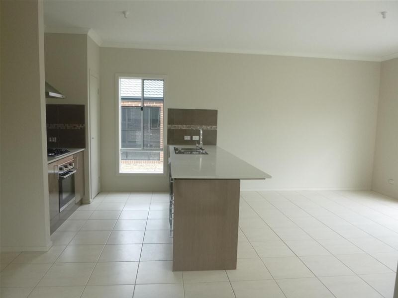 16 Ample Avenue, Officer VIC 3809