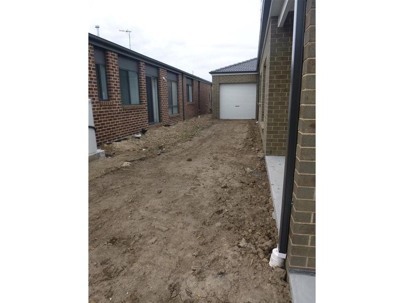 16 Ample Avenue, Officer VIC 3809