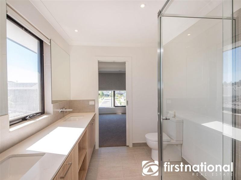 2 Clovelly Way, Officer VIC 3809