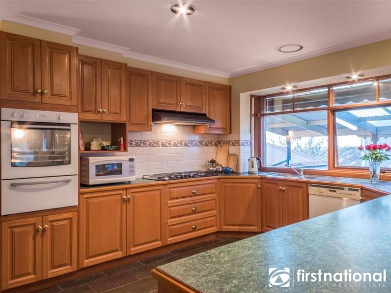 8 Edrington Park Drive, Berwick VIC 3806