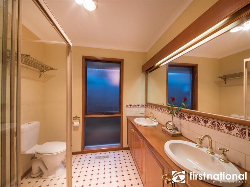 8 Edrington Park Drive, Berwick VIC 3806