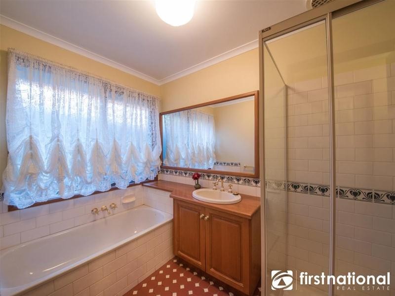 8 Edrington Park Drive, Berwick VIC 3806