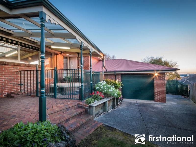 8 Edrington Park Drive, Berwick VIC 3806