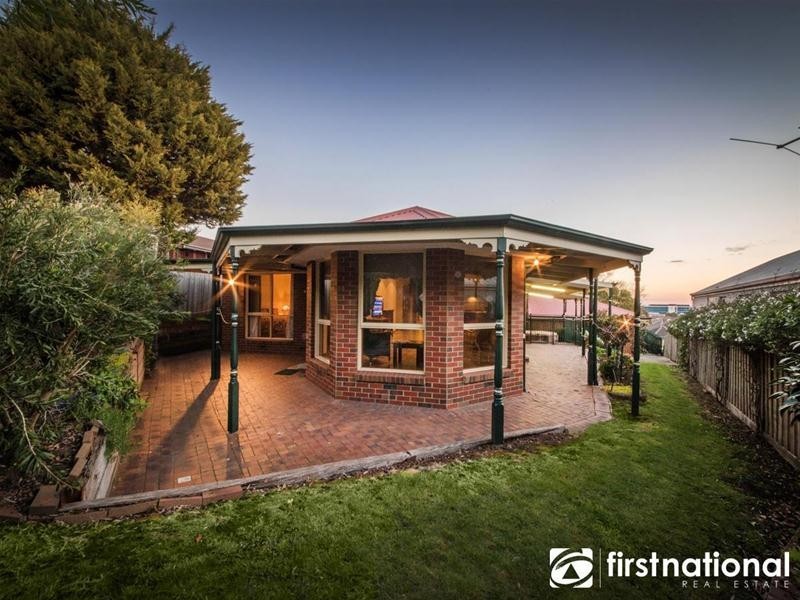 8 Edrington Park Drive, Berwick VIC 3806