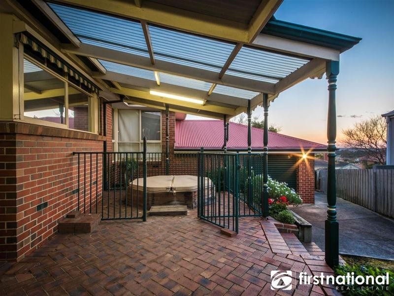 8 Edrington Park Drive, Berwick VIC 3806