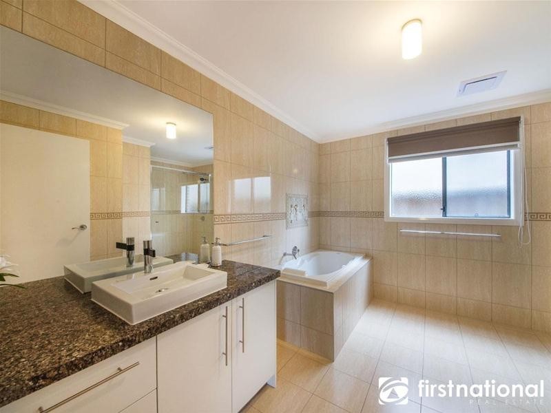 4 Clovelly Way, Officer VIC 3809