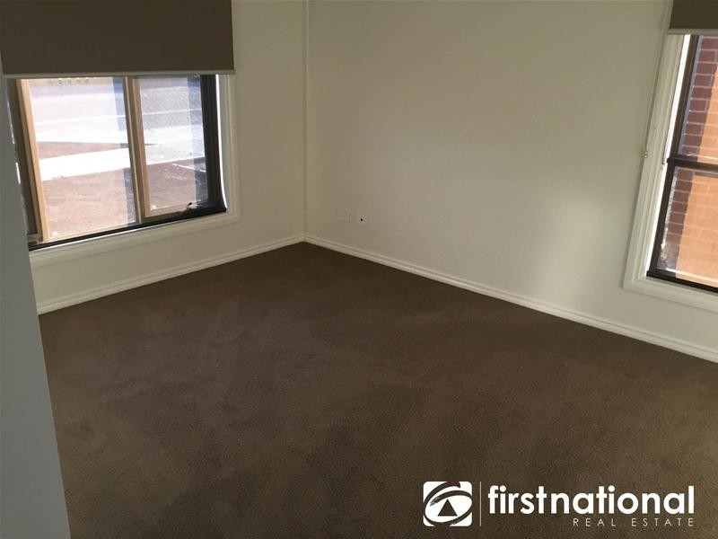 32 Kite Street, Clyde North VIC 3978