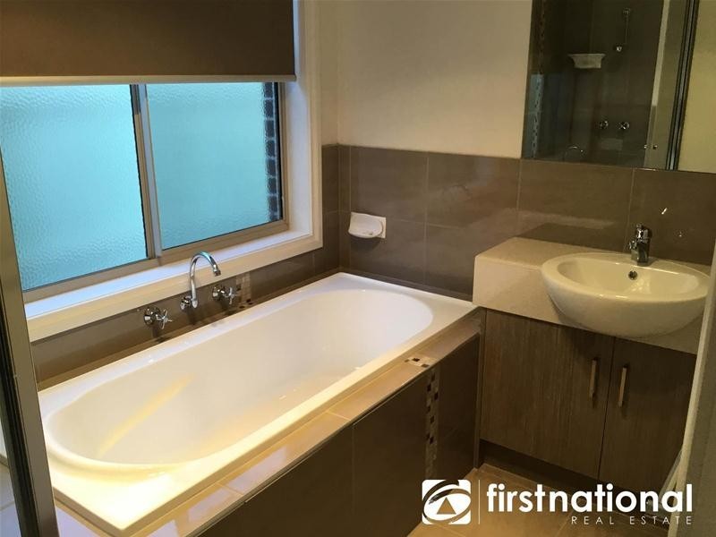 32 Kite Street, Clyde North VIC 3978