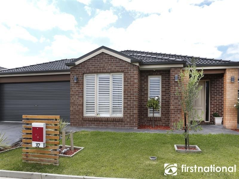 37 Dash Drive, Cranbourne East VIC 3977
