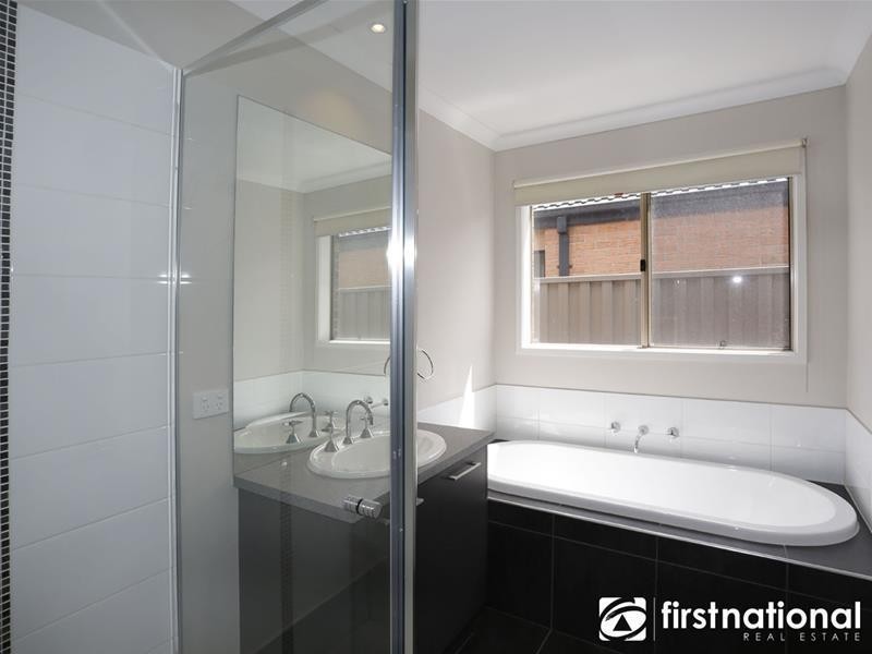 37 Dash Drive, Cranbourne East VIC 3977