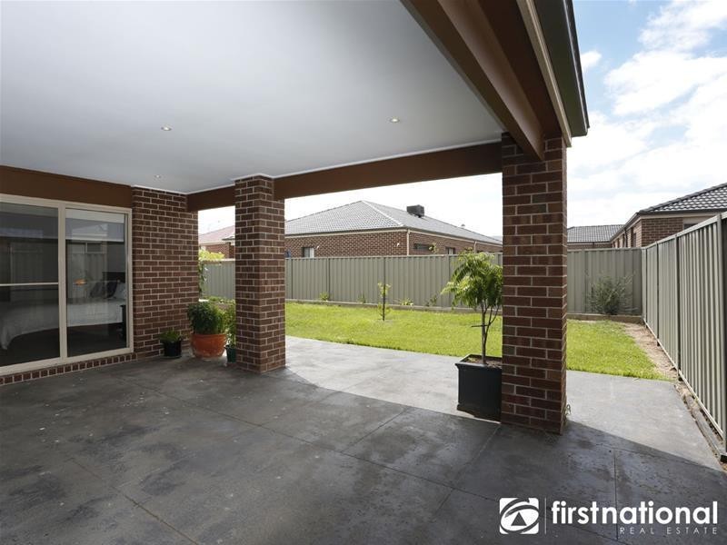 37 Dash Drive, Cranbourne East VIC 3977