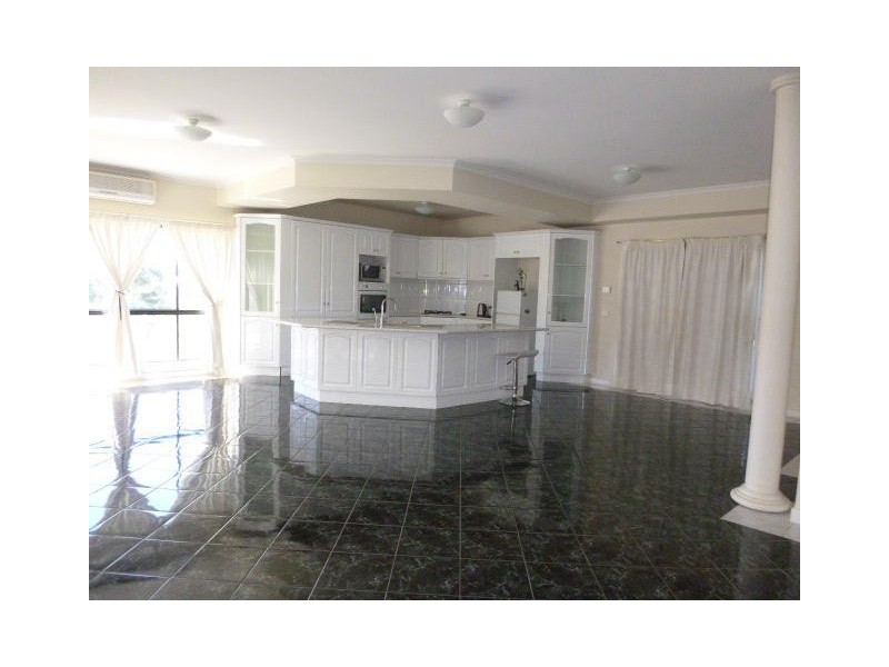 49 John Edgcumbe Way, Endeavour Hills VIC 3802