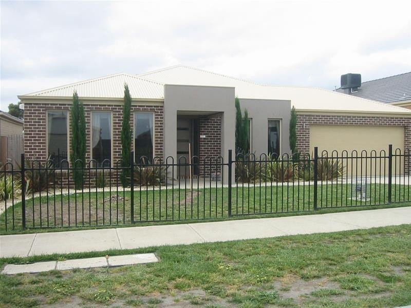 38 Golden Grove Drive, Narre Warren South VIC 3805