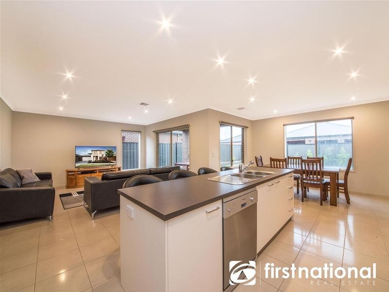 41 Bonnington Boulevard, Clyde North VIC 3978