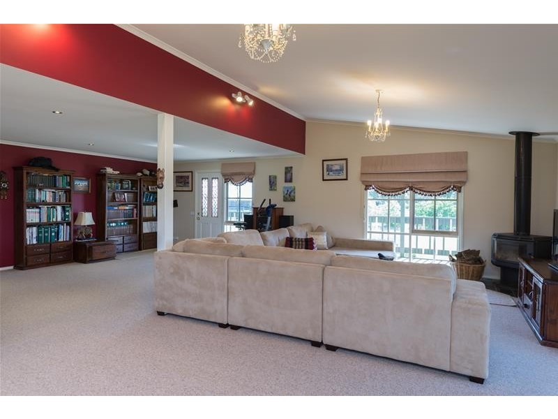 965 McDonalds Drain Road West, Pakenham VIC 3810