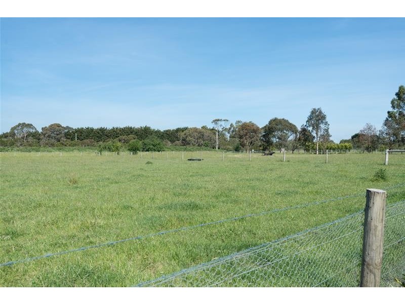 965 McDonalds Drain Road West, Pakenham VIC 3810