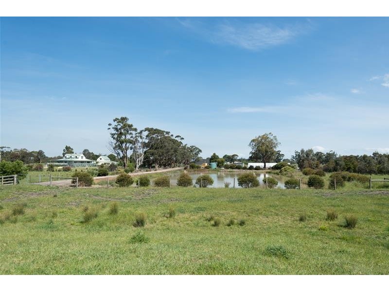 965 McDonalds Drain Road West, Pakenham VIC 3810