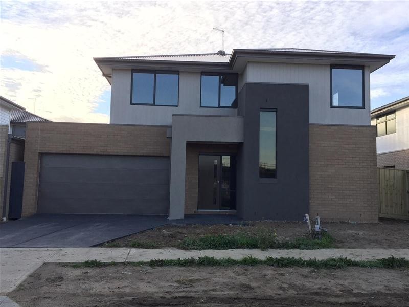 8 Nolan Crescent, Officer VIC 3809