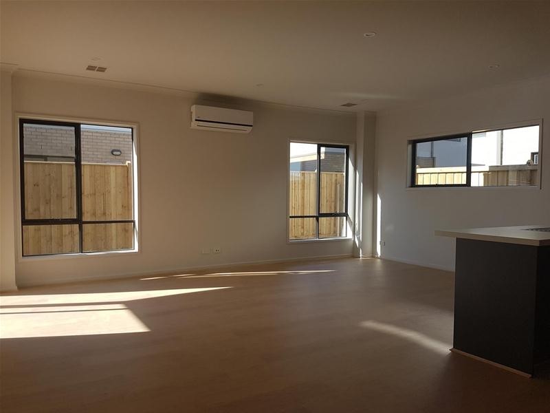 8 Nolan Crescent, Officer VIC 3809