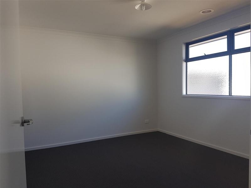 8 Nolan Crescent, Officer VIC 3809