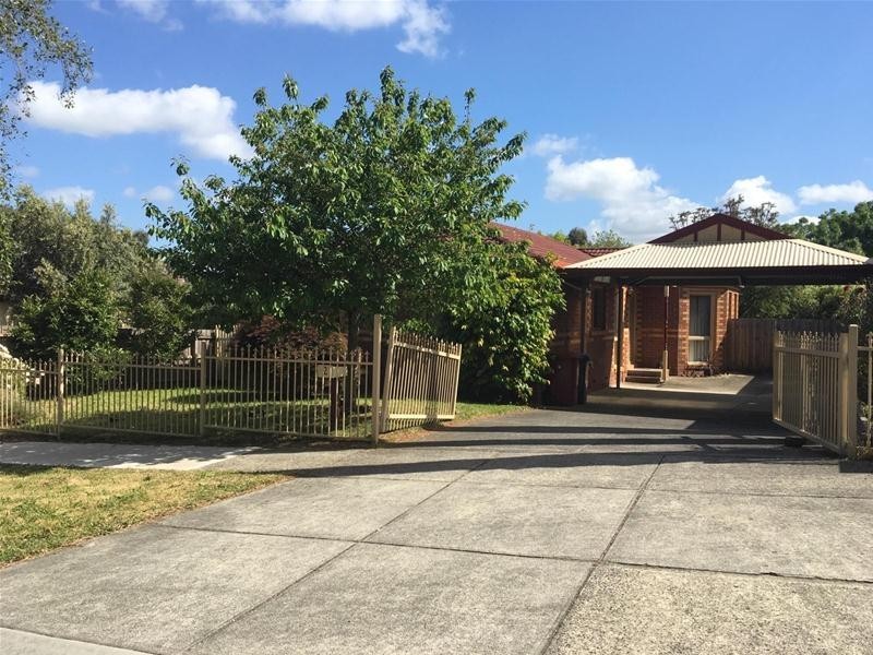 2 Pinewood Crescent, Berwick VIC 3806