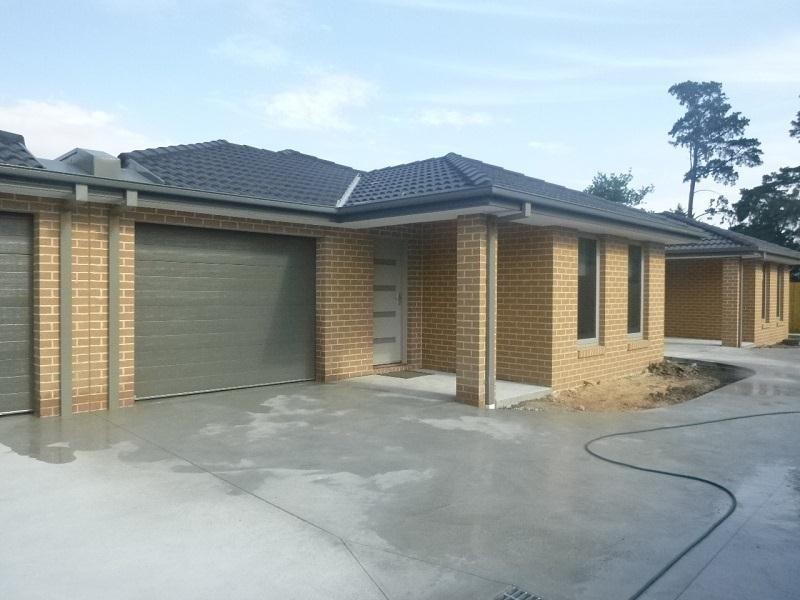 2/8 Pomegranate Way, Pakenham VIC 3810