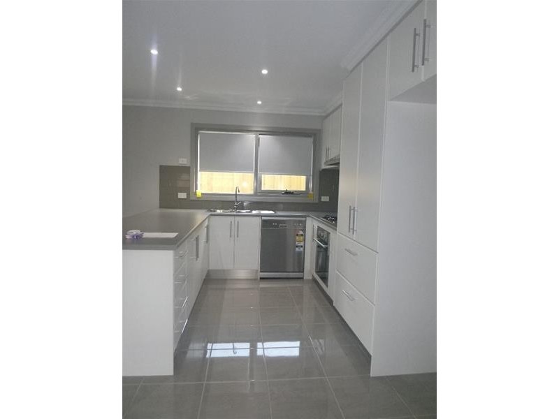 2/8 Pomegranate Way, Pakenham VIC 3810