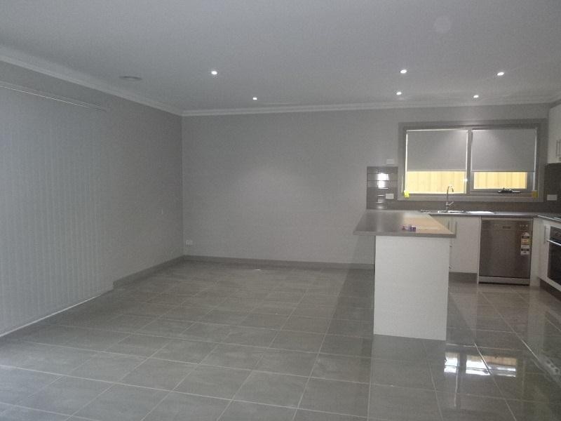 2/8 Pomegranate Way, Pakenham VIC 3810