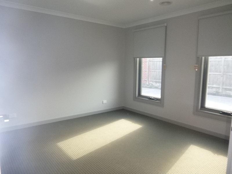 2/8 Pomegranate Way, Pakenham VIC 3810