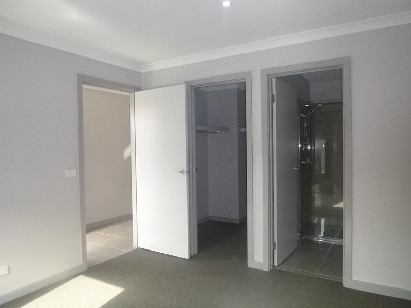 2/8 Pomegranate Way, Pakenham VIC 3810