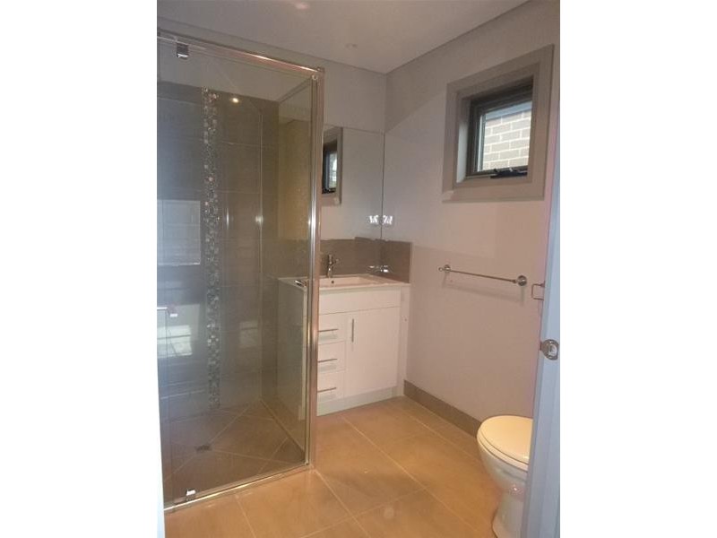 2/8 Pomegranate Way, Pakenham VIC 3810