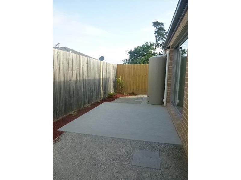 2/8 Pomegranate Way, Pakenham VIC 3810