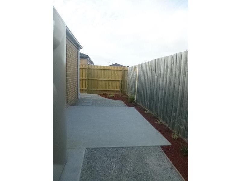 2/8 Pomegranate Way, Pakenham VIC 3810