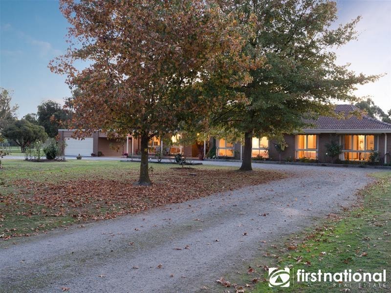 18 Oaktree Drive, Pakenham VIC 3810