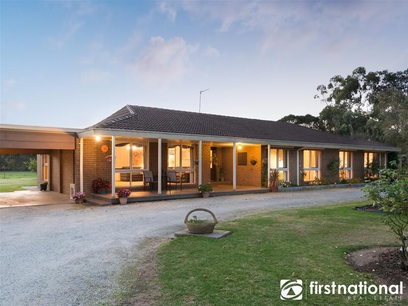 18 Oaktree Drive, Pakenham VIC 3810