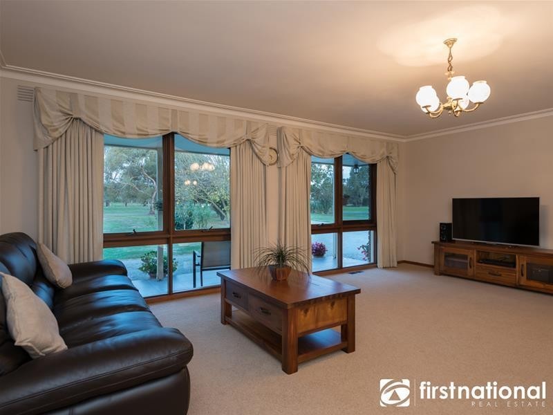 18 Oaktree Drive, Pakenham VIC 3810