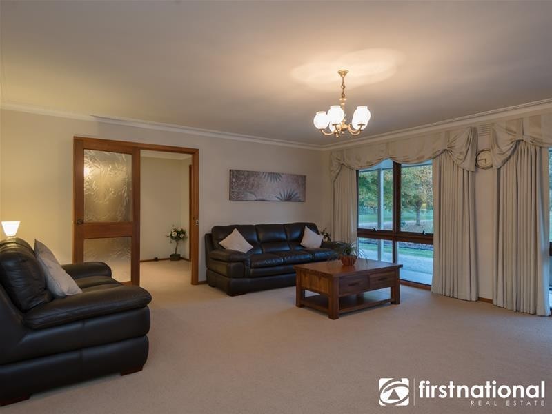 18 Oaktree Drive, Pakenham VIC 3810
