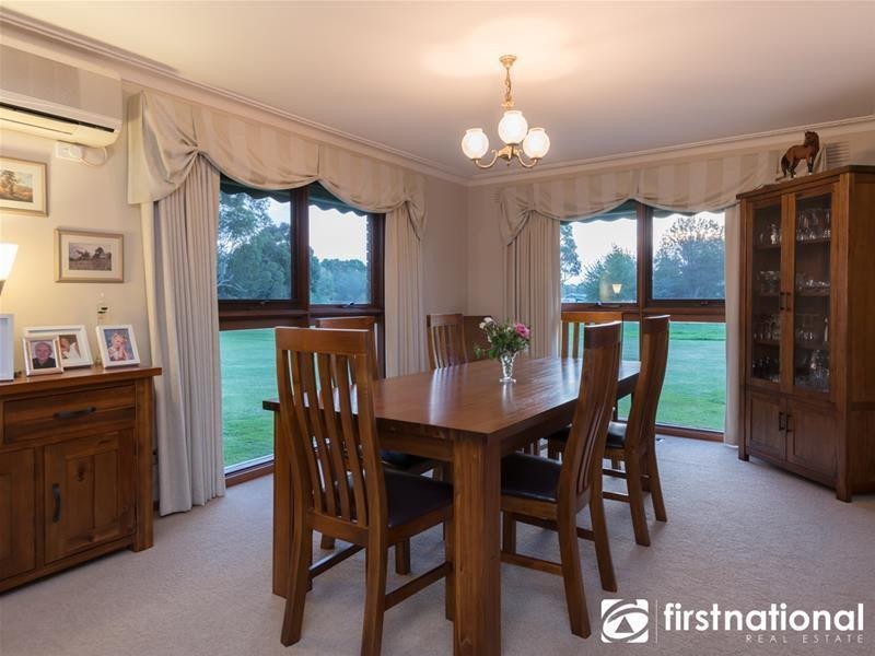 18 Oaktree Drive, Pakenham VIC 3810